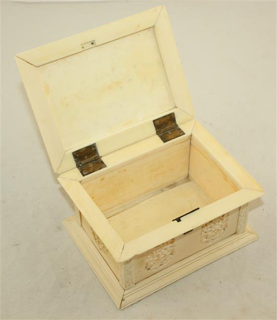A Chinese export ivory casket, 19th century, 15cm, slight repairs